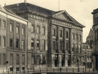 41864 Gezicht op de voorgevel van het Stadhuis (Stadhuisbrug 1) te Utrecht.